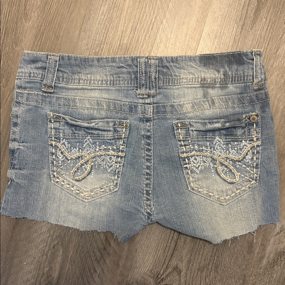 3/30 ❤️ Wallflower Distressed Blue Jean Shorts - Picture 2 of 2